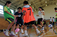 子どもがたくさんいると中にはボールが回ってこないところに行こうとする子も。そこでアップ運動時には必ずボールに触るよう指導。人任せにせず自分も参加するんだという意識を持たせるためチーム分けをし罰ゲームも用意
