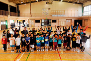 結城監督率いる「玉川ドルフィンズ」は、小学1年生から6年生まで男女あわせて60人弱が所属するバスケットボールクラブ。昨年の夏季大会では地区優勝を遂げたほどの実力チームです