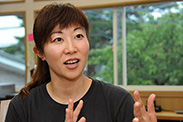 満3歳児から年長まで130人が在籍する東明幼稚園の副園長・大竹舞先生。「子ども同士はもちろん、先生同士も、うちの園は本当に話しあいが多いんです」