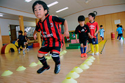 週に1度放課後に行なわれる「TOMYO.FC」の練習では、サッカーに必要とされる動きをベースに、プレゴールデンエイジ期の身体全体を鍛える練習メニューが行なわれています。「将来もずっとサッカーを続けて欲しいですが、他のスポーツに移行しても役立つ身体の基礎をつくってあげたい」(中村先生)