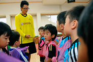 「TOMYO.FC」の練習の最後も「話しあい」がもたれます。自ら考え意見を持ち、互いを認め合う基礎が育まれていきます