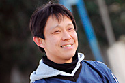 武豊ラグビースクールの代表・氏家拓也さん。学校の先生だけに「良い走りするなぁ、ナイス!」「いいよいいよ、その感じ」など、とにかく褒め上手。時には「横一列そろって動くにはどうしたらいい?」などと子どもたち自身に考えさせる問いかけも