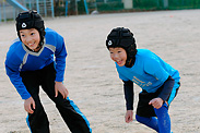 オフェンスとディフェンスに分かれることもありますが、基本、練習は中学生も小学生も同じ内容を一緒に行ないます。中学生に比べて身体の小さい小学3年生も目をきらきらさせ本当に楽しそうな姿が印象的でした