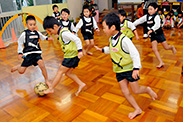 右に左にボールを奪い合い、ゴール前の攻防も激しく、常日頃サッカーに取り組んでいるかのような白熱した戦いが繰り広げられました