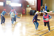 スポーツ少年団への体験教室や小学校のサポート授業としてタグラグビーを実施しています(写真は小学校での授業の模様)