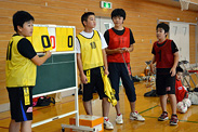 試合に出ていない時にも、プレーへの関心をもち、友だちの姿に目が向くよう、得点係やタイムキーパーを子どもたち自身に行わせる