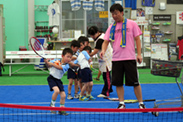 現役プレーヤーの赤津園長もコーチとして子どもたちを指導。「年長さんになった春からテニスを始めるのですが、まずはボールを投げるなどの遊びからスタート。テニスを通じ、集中力とバランスが養われているような気がしています」