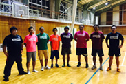 今回お邪魔したタグ&タッチラグビー教室の一部コーチ陣。ラグビー協会主催の普及活動の一つとして開催されており、いわき市を中心に保育園児から中学生まで70〜80人、多い時は100人近い子どもが参加する。「遠方からも駆けつけてくれるなど、ラグビーの面白さを伝えたい熱心な有志に支えられています。早川さんもその一人」(坂本さん)