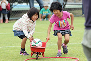 サッカーに限らず、ボールの多様な使い方を通じて、「体を動かすことが楽しい!」と子どもたちが感じてくれるような試みを行っています