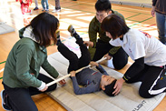 逆上がりや側転、倒立など、ポイントとなる動きを分解し、親がサポートしながら、できる体験を積み重ねていく。“親コーチングシステム"は、子どもにとっては安心感となり、親にとっては子どもとの時間が持てること、また一緒に身体を動かしストレス発散にもつながっているようだ