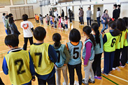 「やんちゃるジム」は、小学生を中心とする「ジュニア」と幼稚園児メインの「リトル」の2クラスからなる。「リトル」の運営をサポートする子どもスタッフ(ビブス着用)を「ジュニア」の中から選出し、リーダーシップなどの育成も心がけている