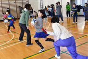 ボールを持ってタグを取られないよう身をかわしながら大人の間をすり抜けて行く子どもたち。サポート役の保護者もタグを取れない場面で思わず「悔しい!」と叫んでしまうほど夢中に
