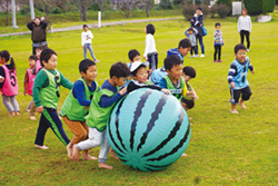 屋内開催だった夏の短期運動教室に対し、11月の教室は芝生の上を裸足でボール遊びすることを主目的に実施。最終回にお邪魔したのですが、悪天候によりその回のみ室内での開催となりました