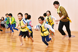 隊列を組んで走り出すも、鬼から逃れたり、走ることに夢中になり過ぎて、パスする相手が後方にいないという状況も多いのですが、子どもたちは楽しくて仕方がないといった様子